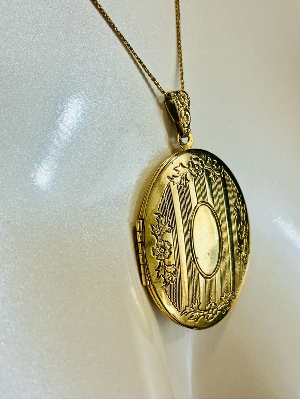 VTG Classic Gold Oval Engraved Photo Locket and Necklace Included
